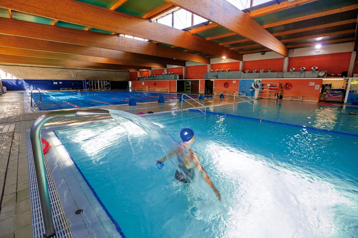 Reapertura parcial de las duchas en los campos deportivos y piscinas municipales de Gavà